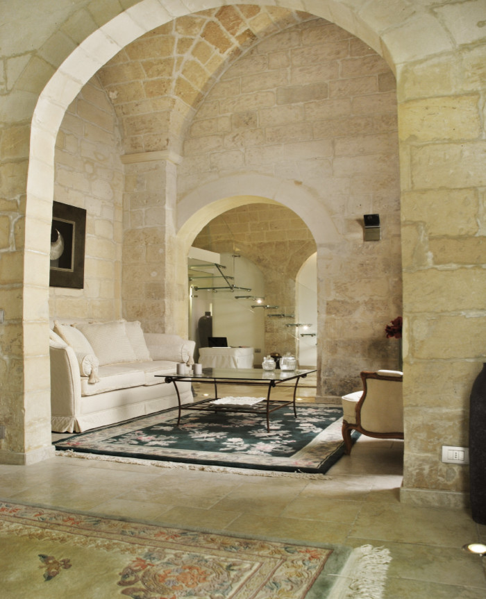Cette image montre une salle de séjour méditerranéenne avec un sol en calcaire.