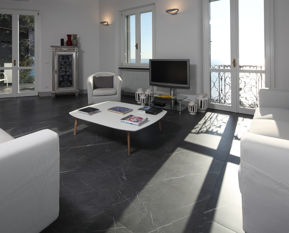 Esempio di un soggiorno minimalista di medie dimensioni e aperto con pareti bianche, pavimento in gres porcellanato e pavimento grigio