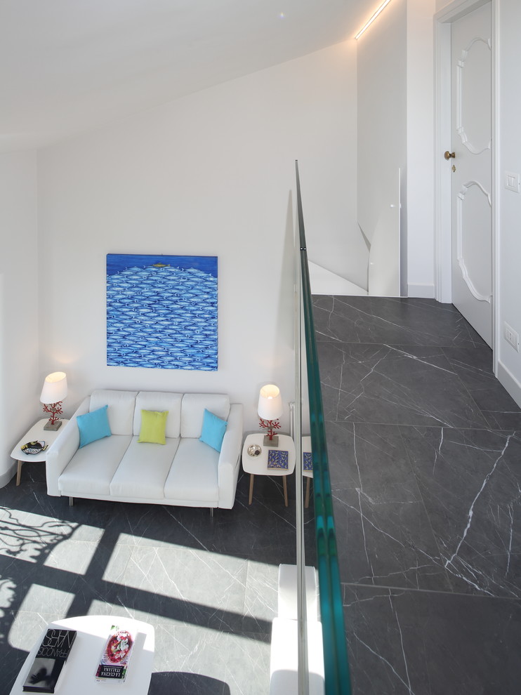 Idee per un soggiorno minimalista di medie dimensioni e aperto con pareti bianche, pavimento in gres porcellanato e pavimento grigio