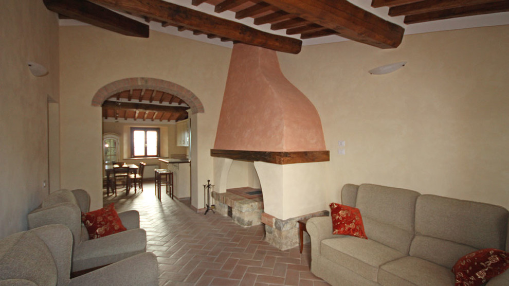 Photo of a farmhouse living room in Florence.