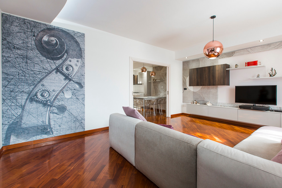 This is an example of a contemporary living room in Cagliari with medium hardwood flooring.