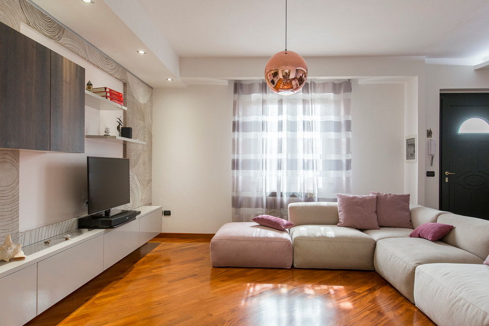 Ispirazione per un soggiorno design con pavimento in legno massello medio