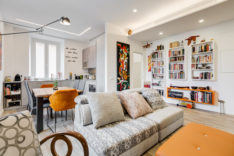 Ispirazione per un soggiorno design di medie dimensioni e aperto con libreria, pareti bianche e pavimento in gres porcellanato
