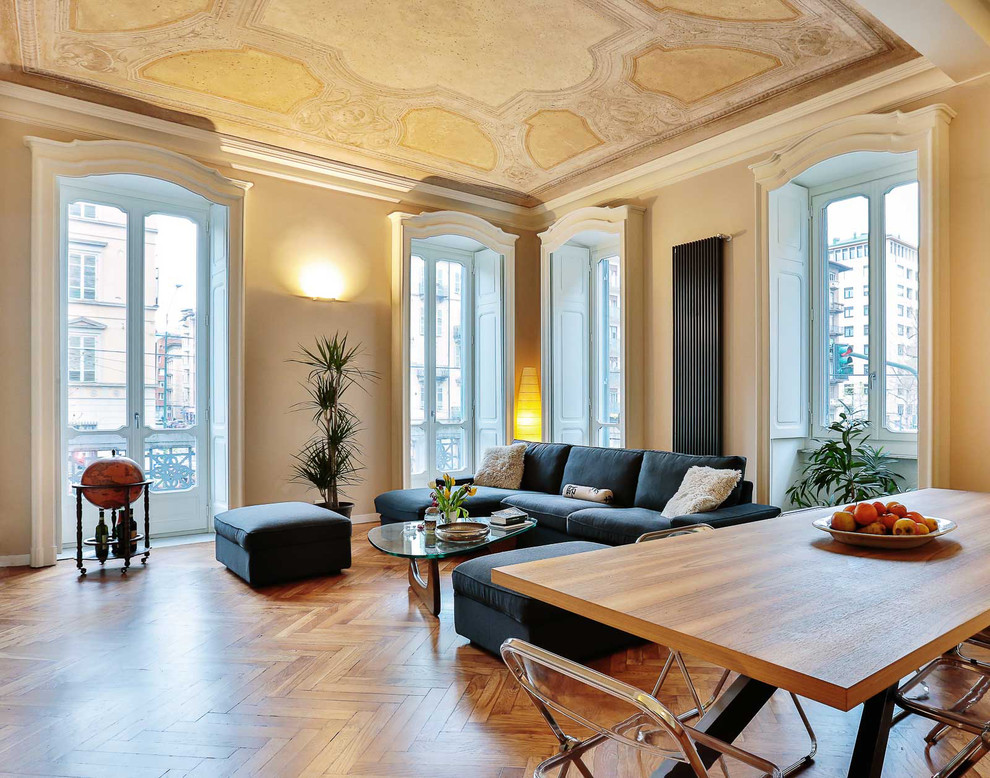 Imagen de salón para visitas cerrado clásico grande sin chimenea con paredes amarillas y suelo de madera en tonos medios