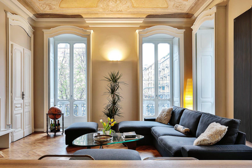 Großes, Repräsentatives, Abgetrenntes Klassisches Wohnzimmer mit braunem Holzboden, beiger Wandfarbe und braunem Boden in Turin