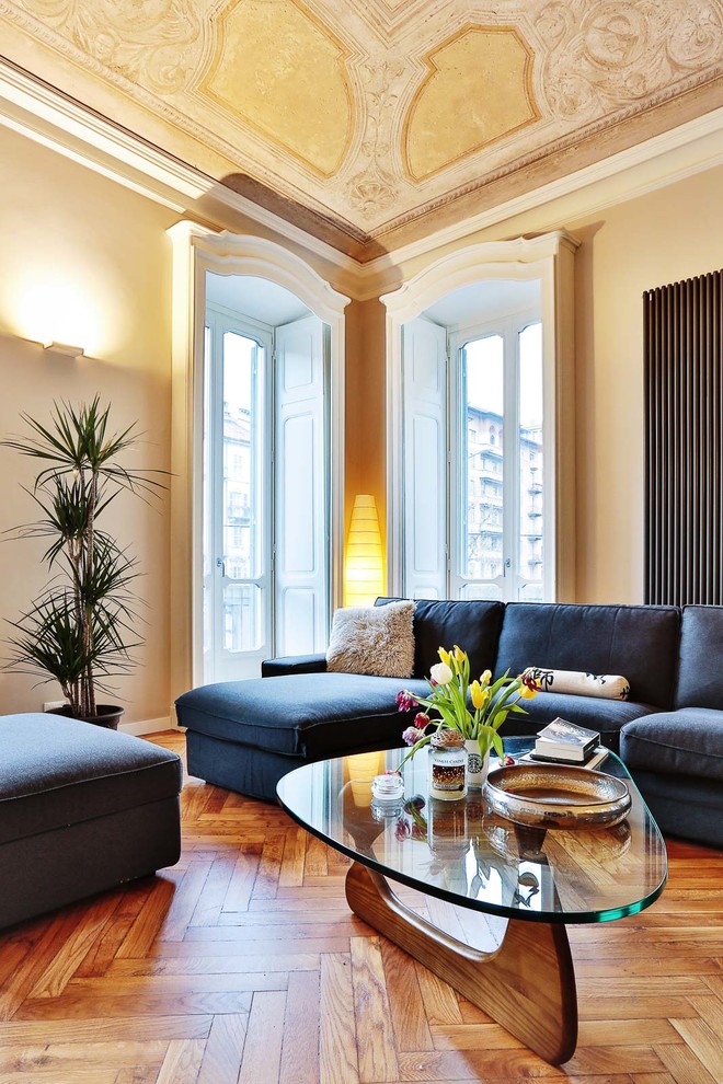 Immagine di un grande soggiorno chic chiuso con sala formale, pareti beige, pavimento in legno massello medio e pavimento marrone