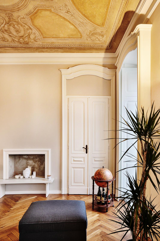 Immagine di un grande soggiorno classico chiuso con sala formale, pareti gialle e pavimento in legno massello medio