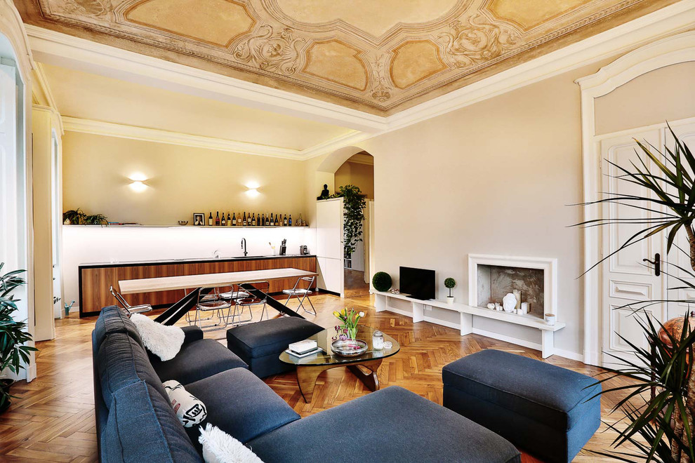 Großes, Repräsentatives, Abgetrenntes Klassisches Wohnzimmer mit gelber Wandfarbe und braunem Holzboden in Turin