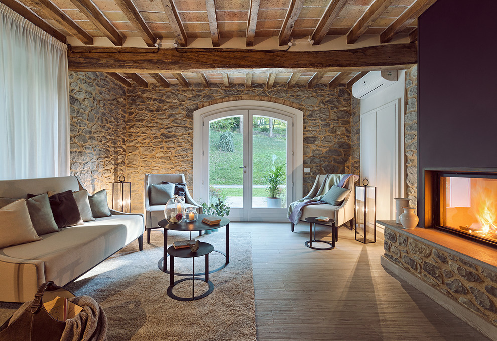 Inspiration pour un salon méditerranéen de taille moyenne avec un mur violet, parquet clair, une cheminée ribbon, un manteau de cheminée en plâtre et un sol beige.