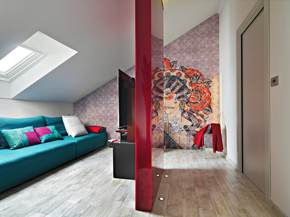 Esempio di un piccolo soggiorno minimal aperto con pavimento in gres porcellanato, TV a parete, nessun camino, pavimento beige e pareti multicolore