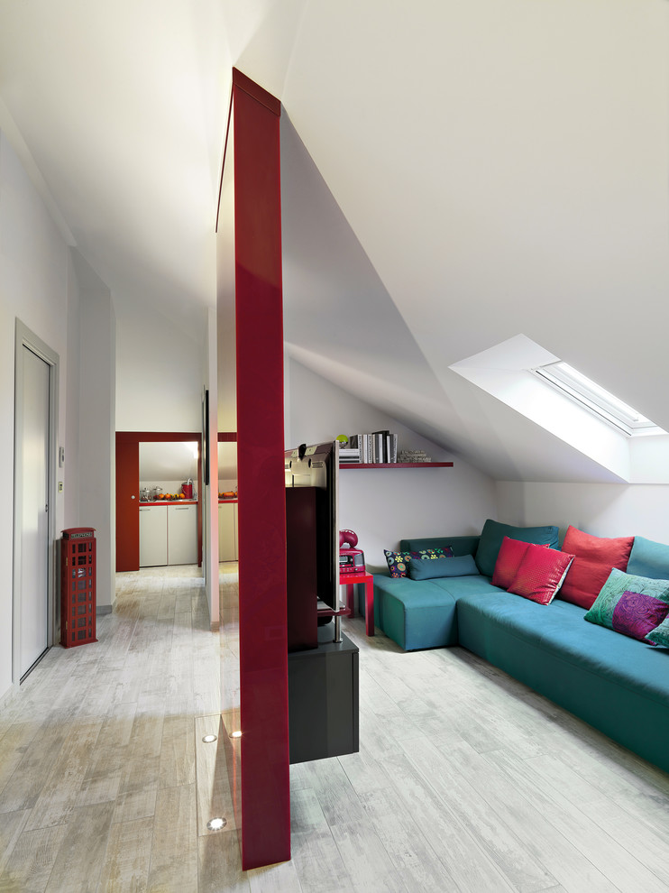 Свежая идея для дизайна: маленькая открытая гостиная комната в стиле модернизм с белыми стенами, полом из керамогранита и телевизором на стене для на участке и в саду - отличное фото интерьера