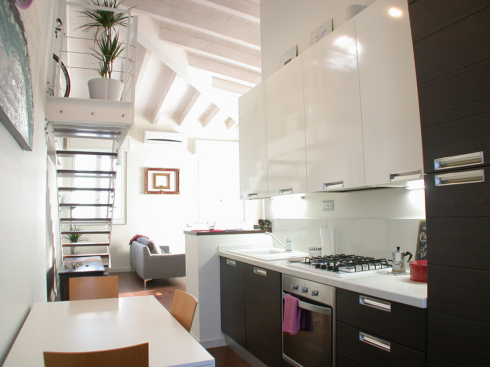 Immagine di una cucina moderna con parquet chiaro