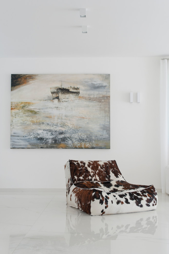 На фото: гостиная комната в морском стиле с белыми стенами и мраморным полом с
