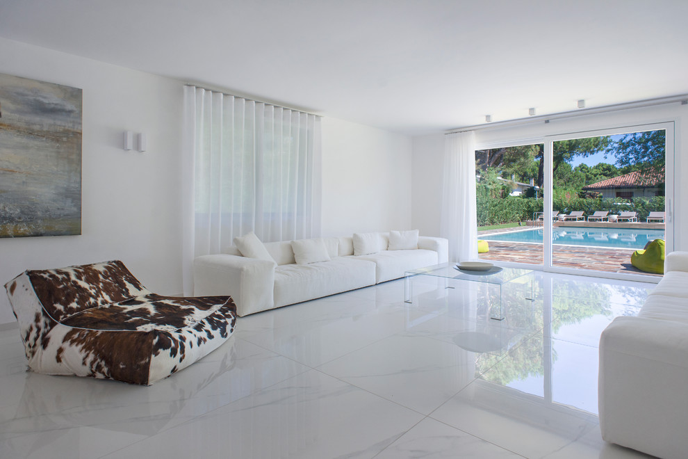 Diseño de salón contemporáneo grande con paredes blancas y suelo de mármol