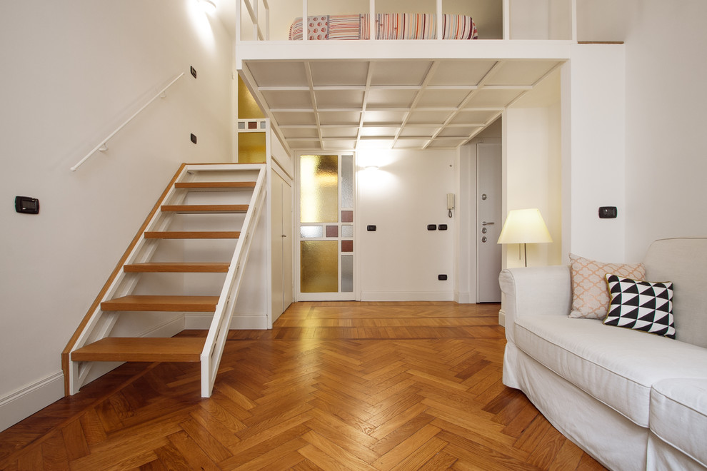 Стильный дизайн: двухуровневая гостиная комната среднего размера в стиле ретро с белыми стенами, паркетным полом среднего тона и коричневым полом - последний тренд