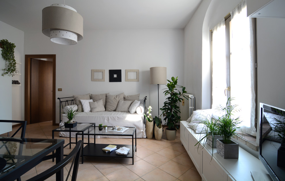 Idee per un soggiorno classico di medie dimensioni con pareti bianche e pavimento in gres porcellanato