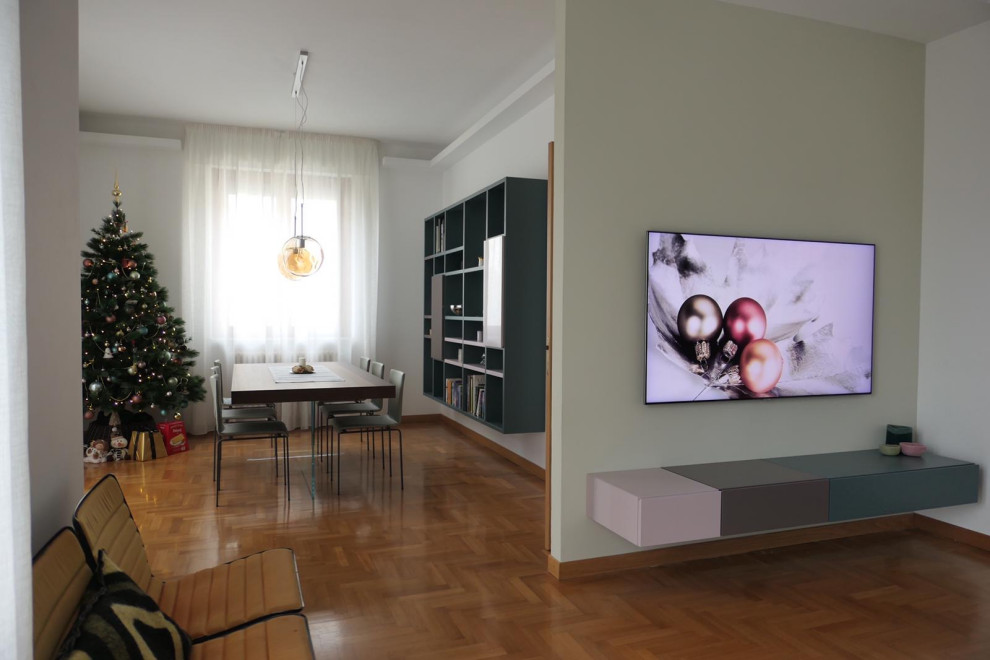 Ispirazione per un soggiorno eclettico di medie dimensioni con pareti bianche