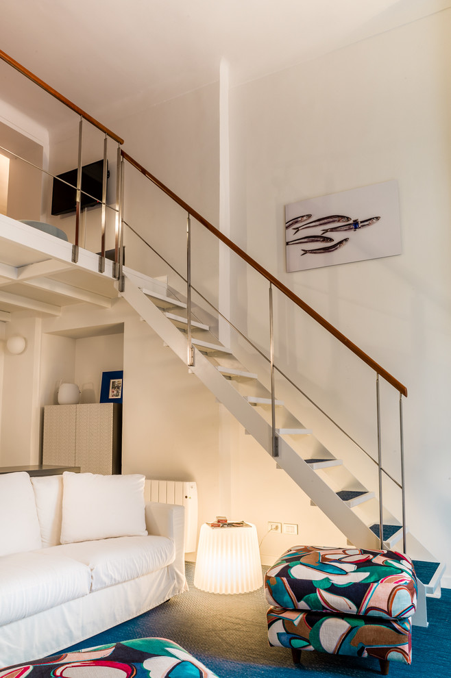 Ispirazione per un soggiorno stile marinaro di medie dimensioni e stile loft con pareti bianche, pavimento in tatami, TV a parete e pavimento blu