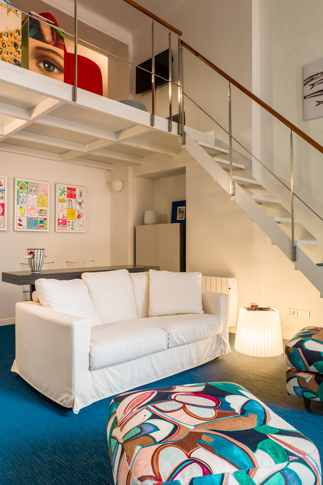 На фото: двухуровневая гостиная комната среднего размера в морском стиле с белыми стенами, татами, телевизором на стене и синим полом с
