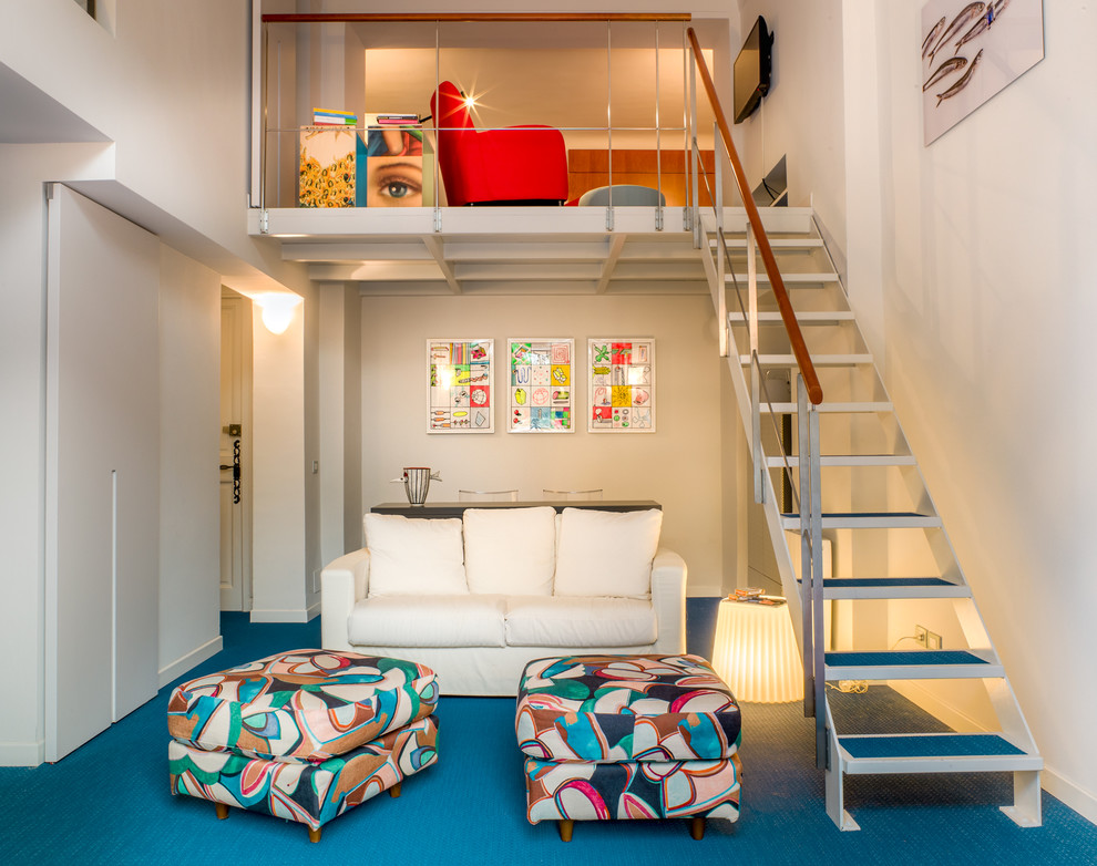 Идея дизайна: двухуровневая гостиная комната среднего размера в морском стиле с белыми стенами, татами, телевизором на стене и синим полом