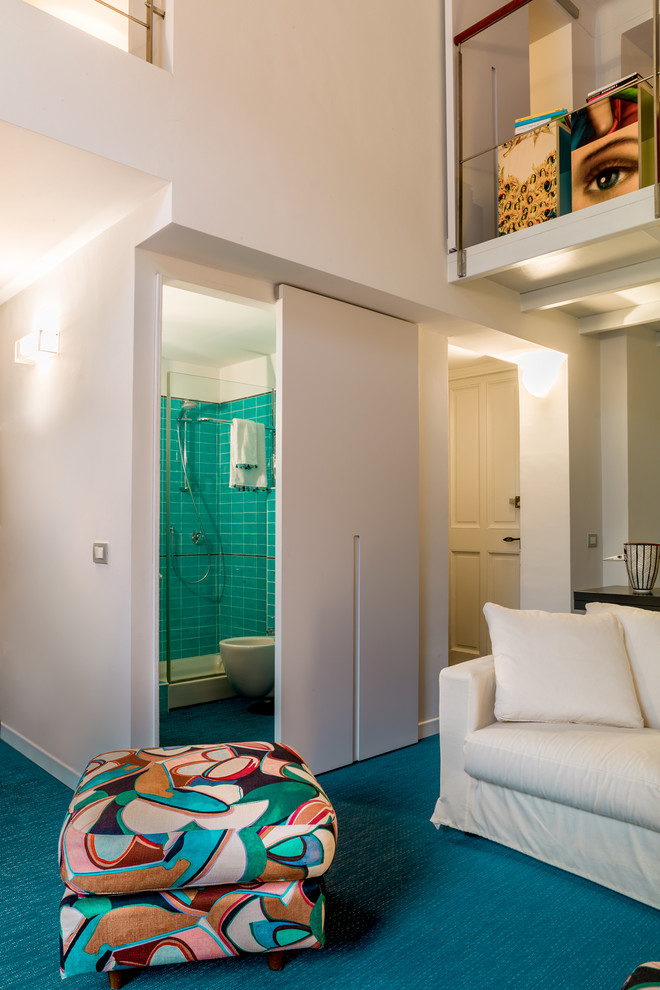 Источник вдохновения для домашнего уюта: двухуровневая гостиная комната среднего размера в морском стиле с белыми стенами, татами, телевизором на стене и синим полом