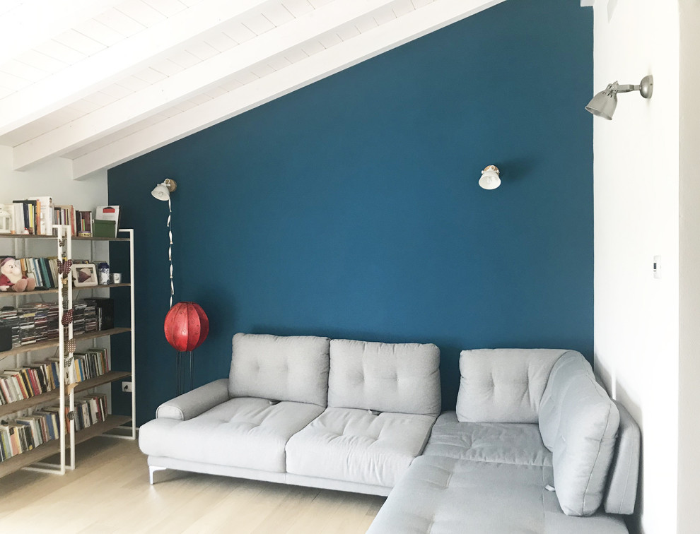 Inspiration pour une grande salle de séjour chalet ouverte avec un mur bleu et parquet clair.