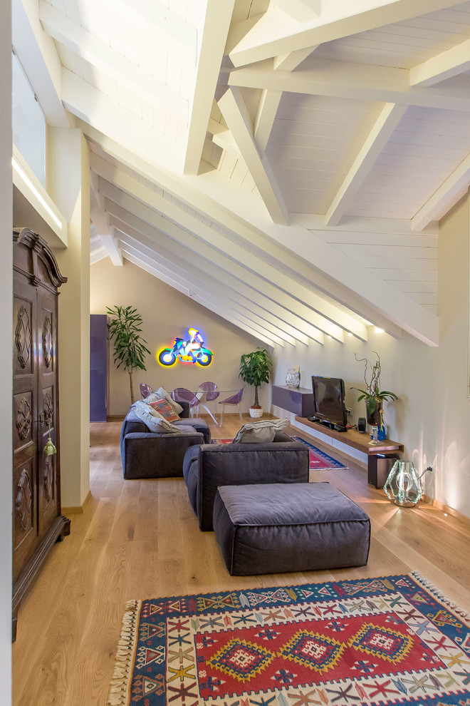Ispirazione per un soggiorno contemporaneo di medie dimensioni e stile loft con sala formale, pareti beige, pavimento in legno massello medio, parete attrezzata e pavimento beige