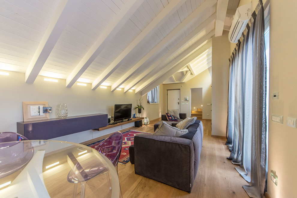 Ispirazione per un soggiorno minimal di medie dimensioni e stile loft con pareti beige, pavimento in legno massello medio e pavimento beige