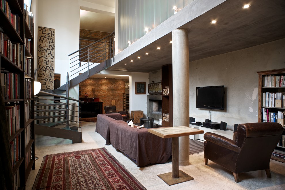 Идея дизайна: открытая гостиная комната среднего размера в стиле фьюжн с белыми стенами, бетонным полом, горизонтальным камином и фасадом камина из камня