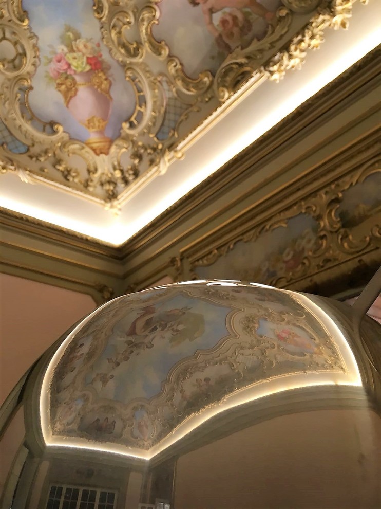 На фото: огромная открытая гостиная комната в классическом стиле с домашним баром, розовыми стенами, мраморным полом, отдельно стоящим телевизором и разноцветным полом без камина