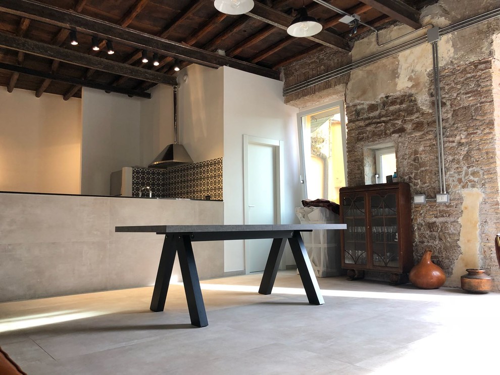 Geräumiges Industrial Wohnzimmer im Loft-Stil mit Porzellan-Bodenfliesen, Multimediawand und grauem Boden in Rom