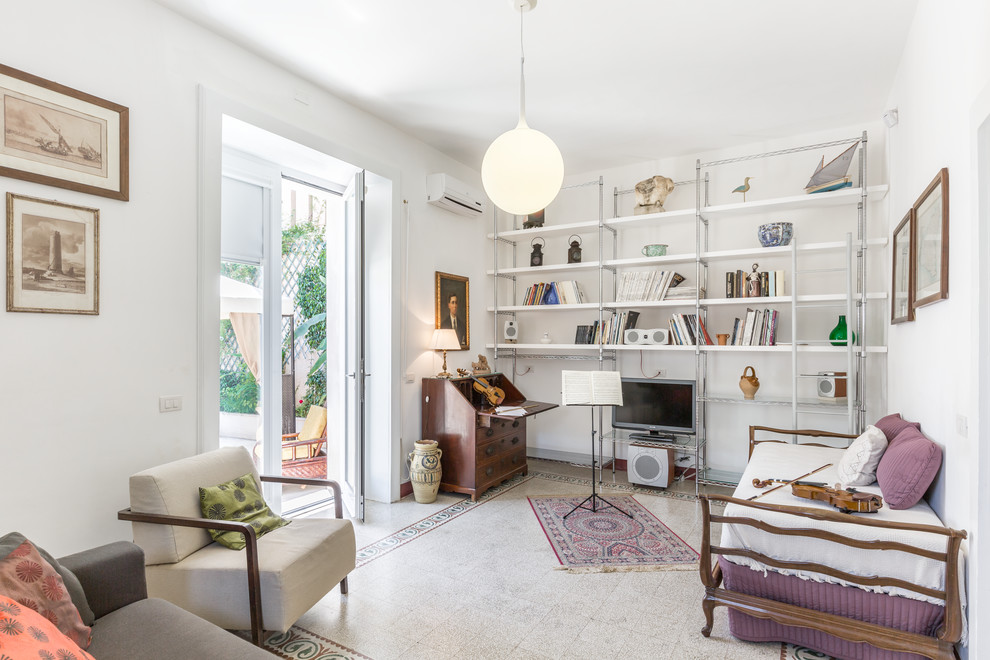 Diseño de sala de estar con biblioteca mediterránea sin chimenea con paredes blancas, televisor independiente, suelo multicolor y alfombra