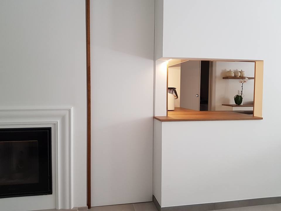 На фото: гостиная комната в современном стиле с полом из керамогранита, стандартным камином, фасадом камина из штукатурки и серым полом
