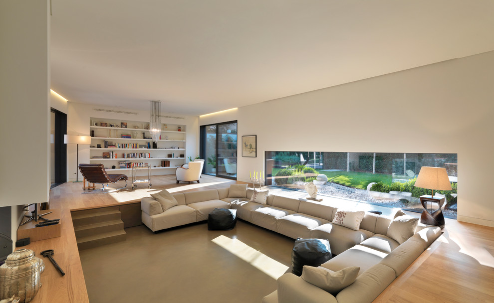 Immagine di un ampio soggiorno minimal aperto con pareti bianche