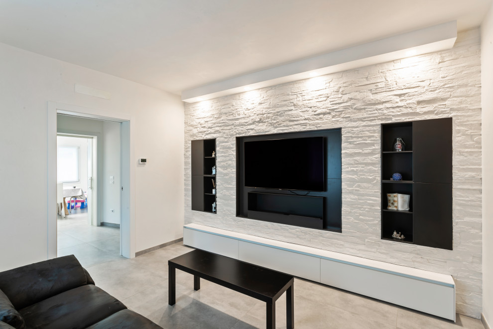Immagine di un soggiorno minimalista di medie dimensioni e chiuso con pareti bianche, pavimento in gres porcellanato, camino lineare Ribbon, TV a parete e pavimento grigio