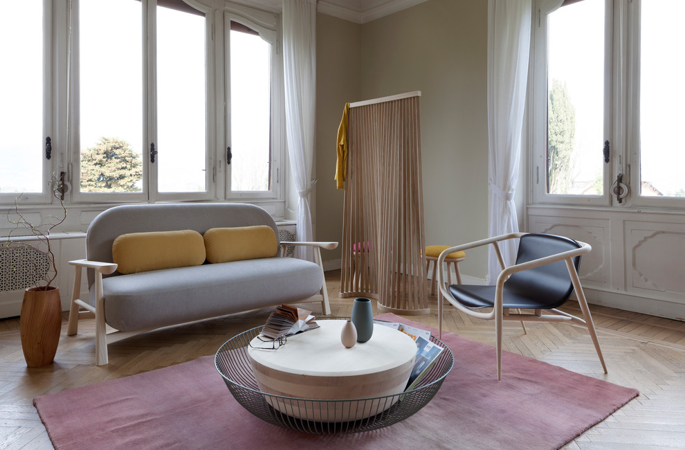 Ispirazione per un soggiorno nordico aperto con pareti beige, pavimento in legno massello medio e pavimento marrone
