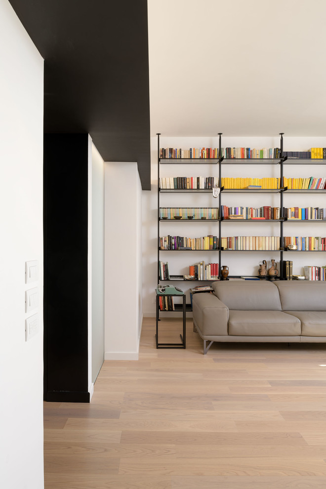 Idee per un grande soggiorno minimal aperto con pareti bianche, parquet chiaro, TV a parete e pavimento beige