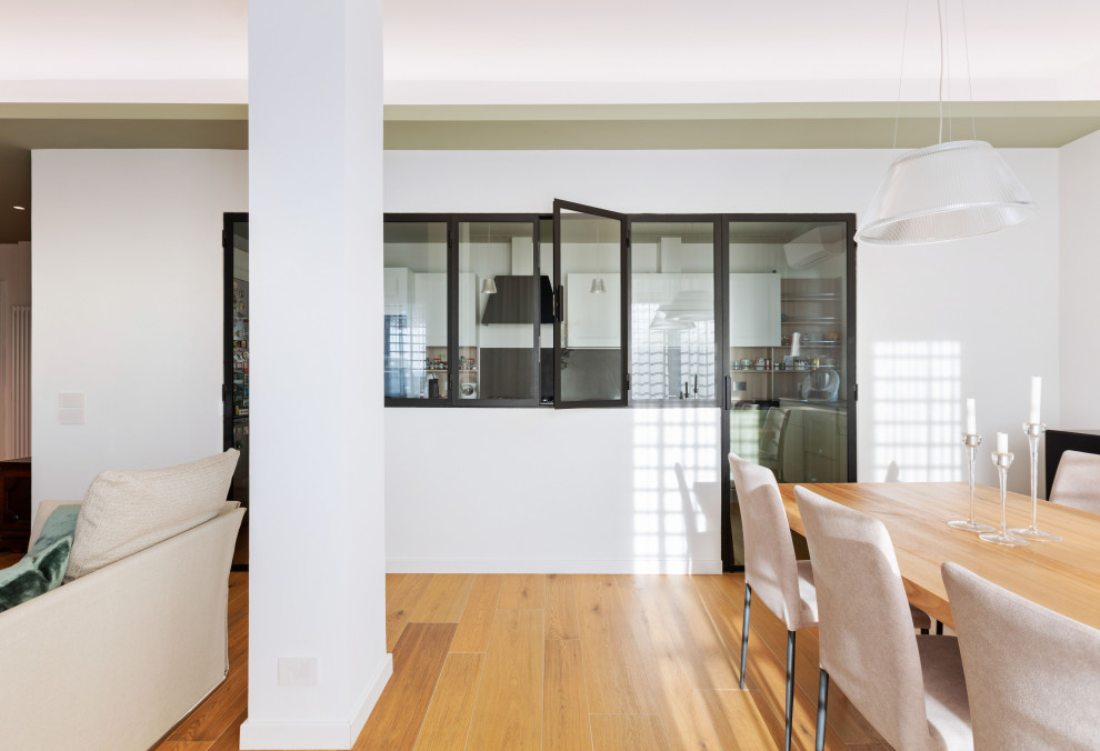 Idee per un ampio soggiorno contemporaneo aperto con pareti bianche, pavimento in gres porcellanato, parete attrezzata e pavimento marrone