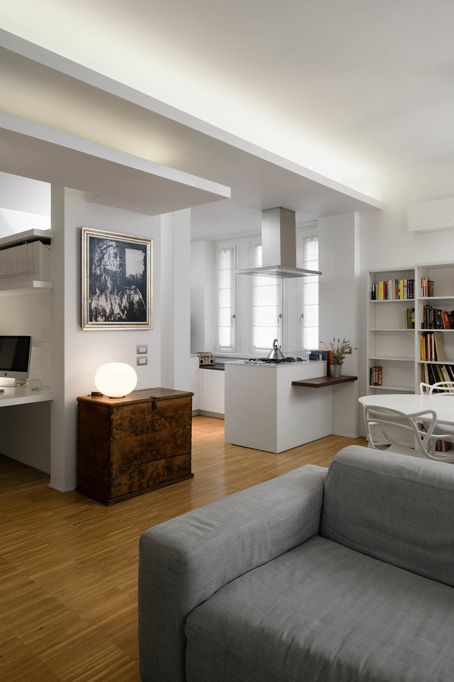 Idee per un grande soggiorno minimal stile loft con pareti bianche, parquet chiaro e pavimento beige