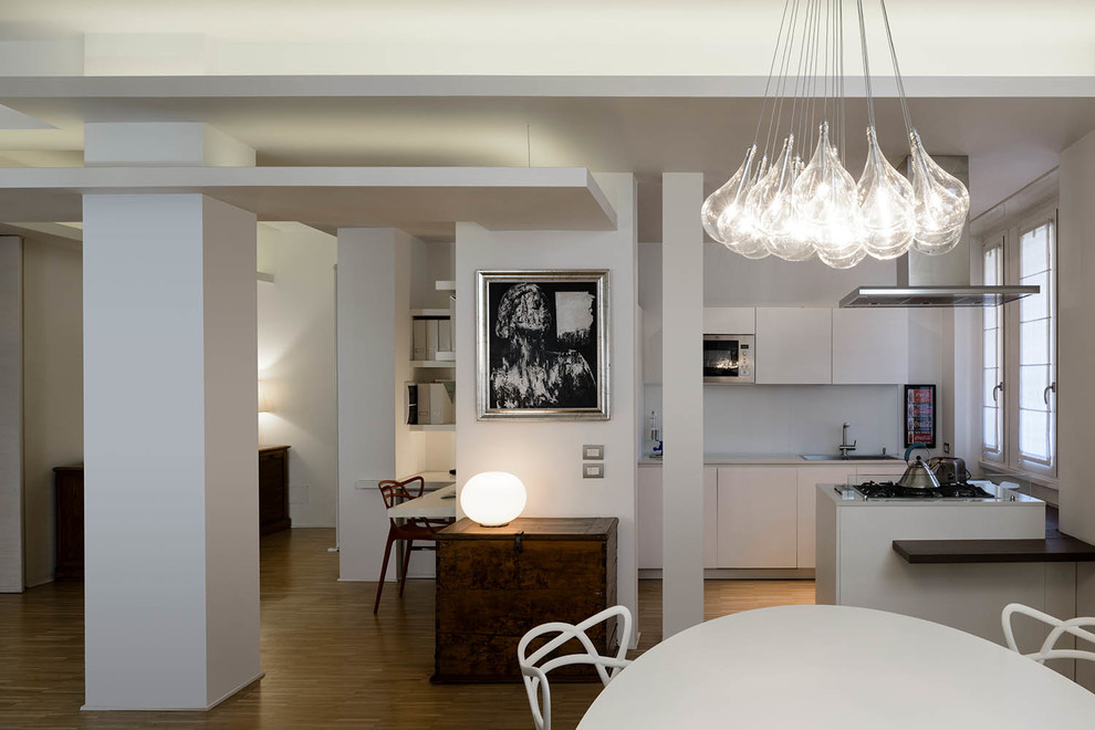 Esempio di un grande soggiorno contemporaneo stile loft con pareti bianche, parquet chiaro e pavimento beige