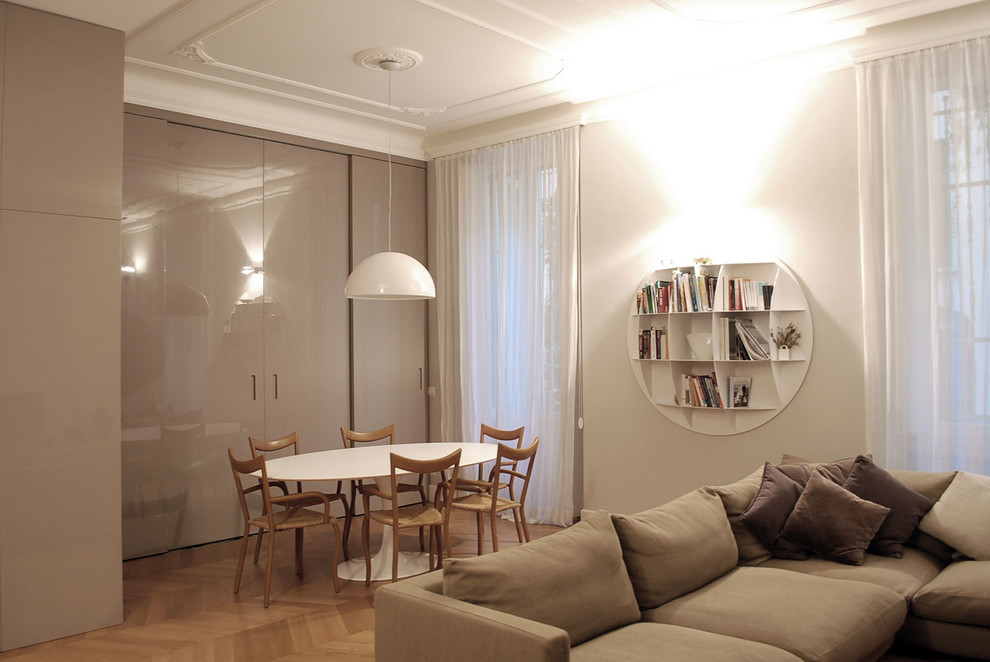 Immagine di un soggiorno minimal con sala formale, pareti grigie e parquet chiaro