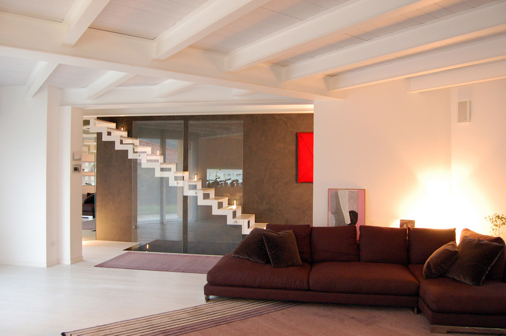 Свежая идея для дизайна: открытая гостиная комната среднего размера в стиле модернизм с деревянным полом - отличное фото интерьера