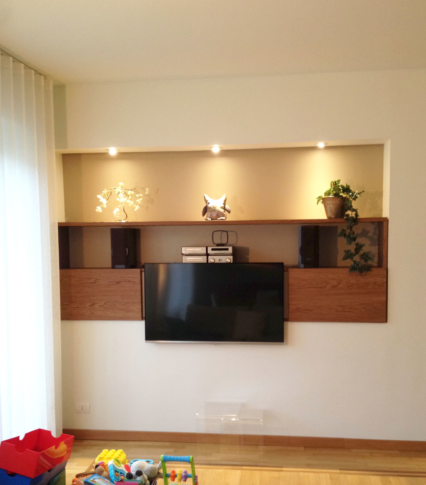 Идея дизайна: открытая гостиная комната среднего размера в современном стиле с белыми стенами, светлым паркетным полом и телевизором на стене
