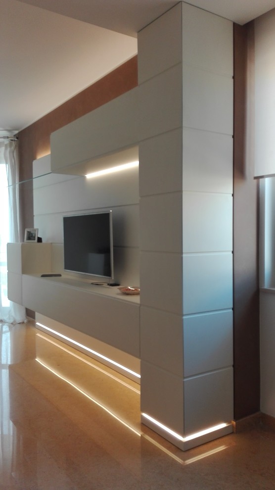 Modelo de sala de estar abierta contemporánea pequeña con paredes grises, suelo de mármol, televisor colgado en la pared y suelo amarillo