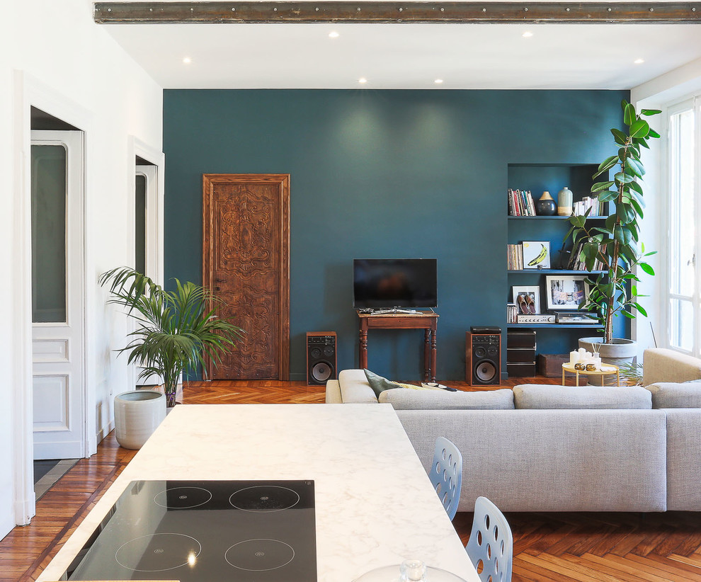 Bild på ett mellanstort funkis avskilt allrum, med ett musikrum, blå väggar, mellanmörkt trägolv, en inbyggd mediavägg och brunt golv