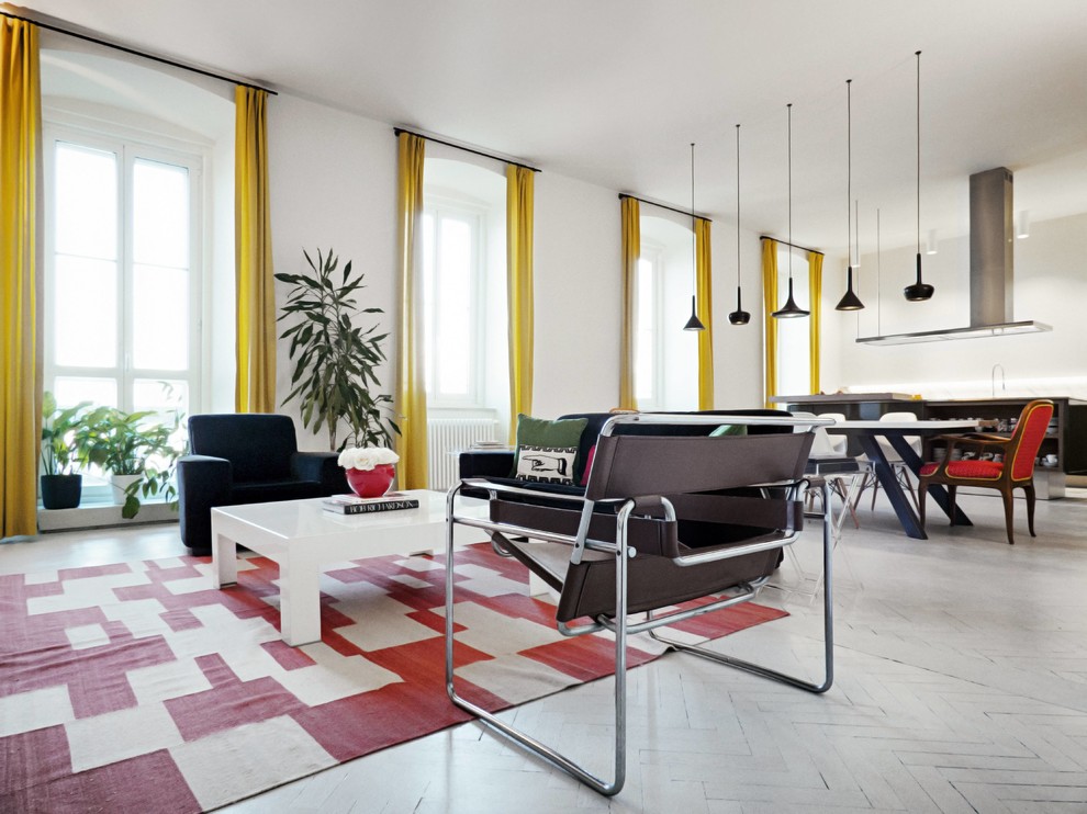 Großes, Offenes Modernes Wohnzimmer mit weißer Wandfarbe und gebeiztem Holzboden in Sonstige