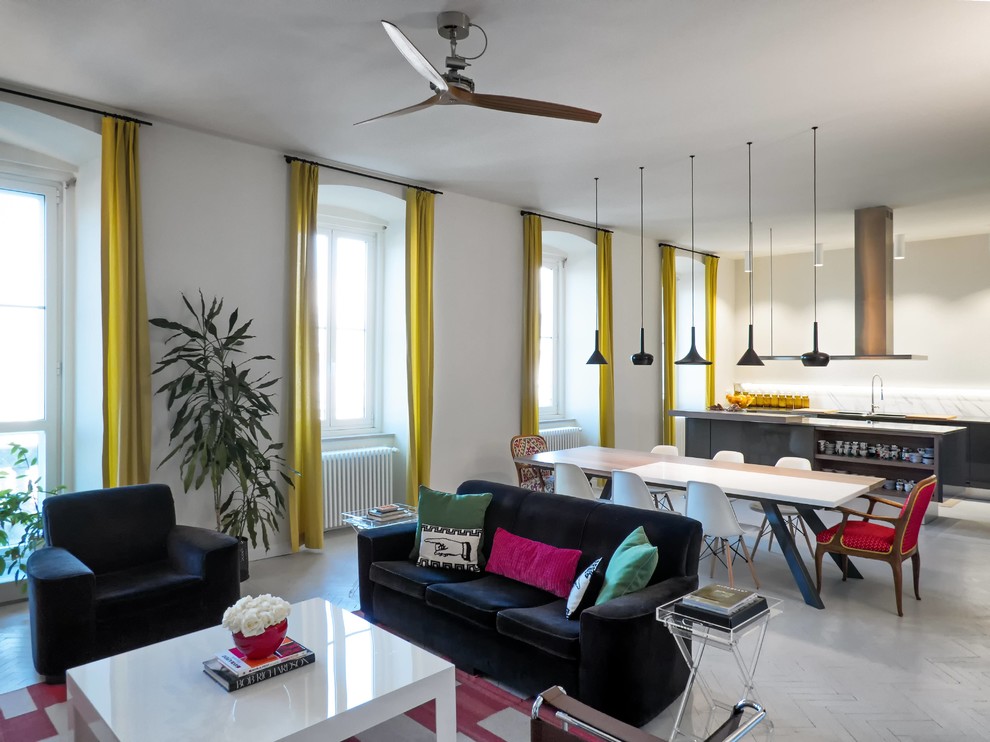 Immagine di un grande soggiorno contemporaneo stile loft con libreria, pareti bianche, pavimento in legno verniciato e TV a parete