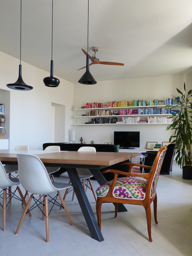 Idee per un grande soggiorno minimal aperto con libreria, pareti bianche, pavimento in legno verniciato e TV autoportante
