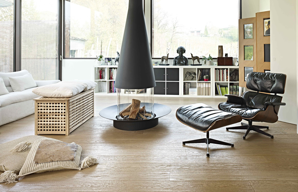 Repräsentatives Modernes Wohnzimmer mit hellem Holzboden, Hängekamin, Kaminumrandung aus Metall und weißer Wandfarbe in Sonstige