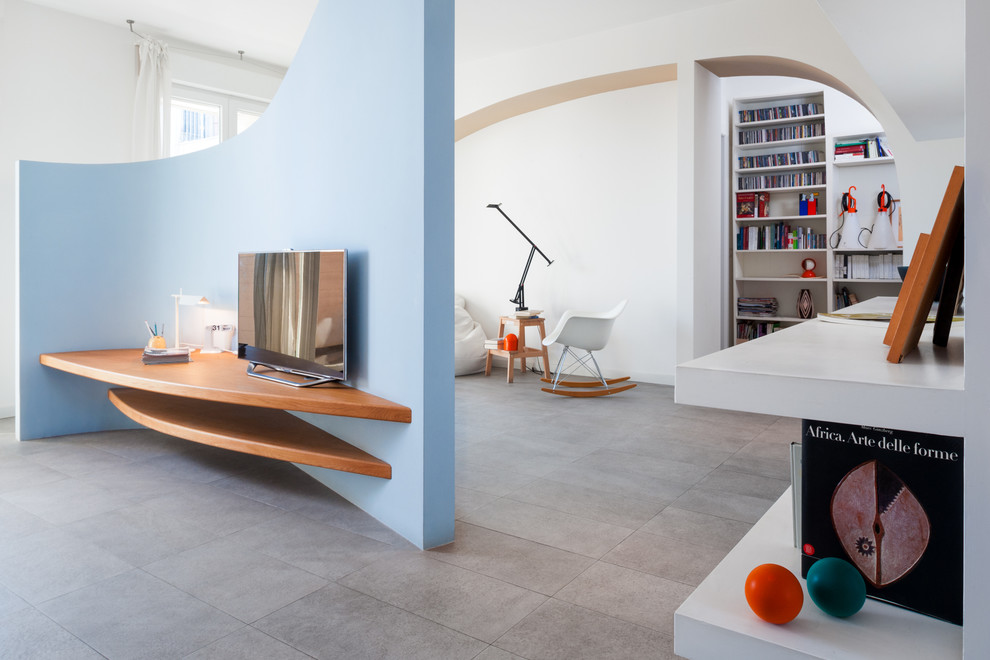 Ispirazione per un soggiorno minimal di medie dimensioni e aperto con pareti multicolore, parquet chiaro e TV a parete